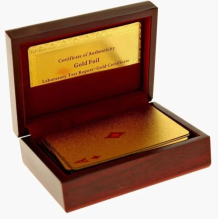 Gouden speelkaarten met houten bewaarcase