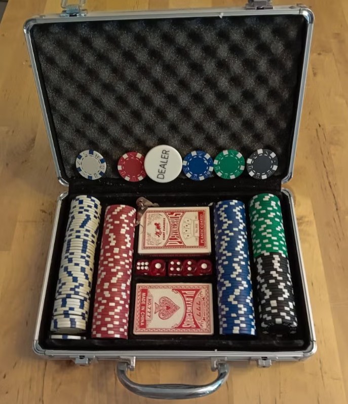 Pokerkoffer met fiches, kaarten en dealerbutton