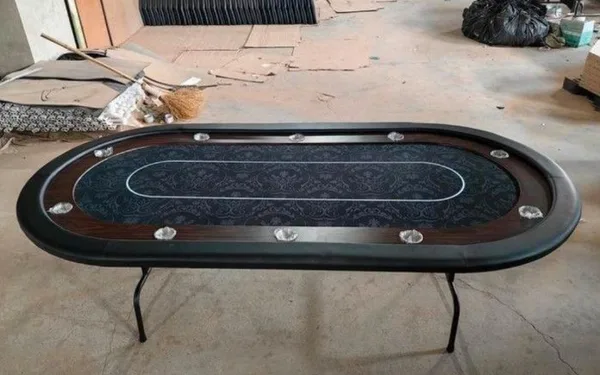 Ovale pokertafel van Pokerarend met zwart-blauw speelkleed, houten rand en bekerhouders
